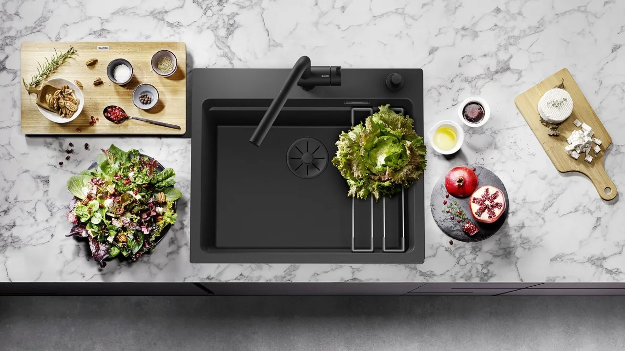 Schwarze Granitspüle mit Armatur, von oben