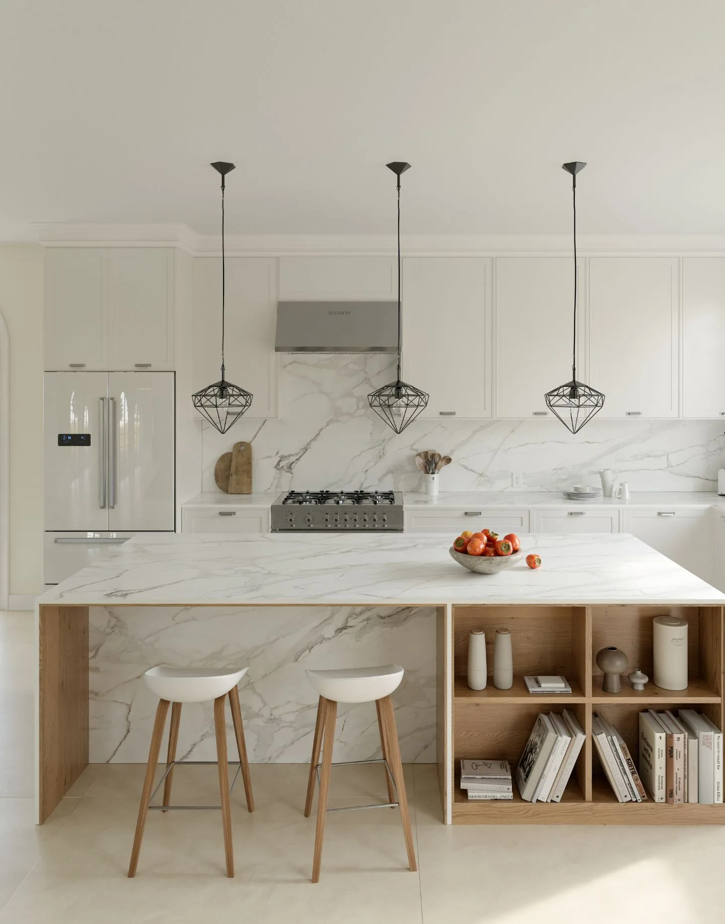 Helle Küche mit Kochinsel und Dekton-Oberfläche