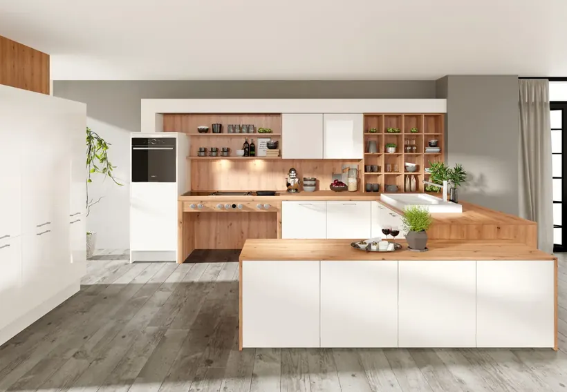 Küchenarchitektur – Wohnküche mit Holzregalen