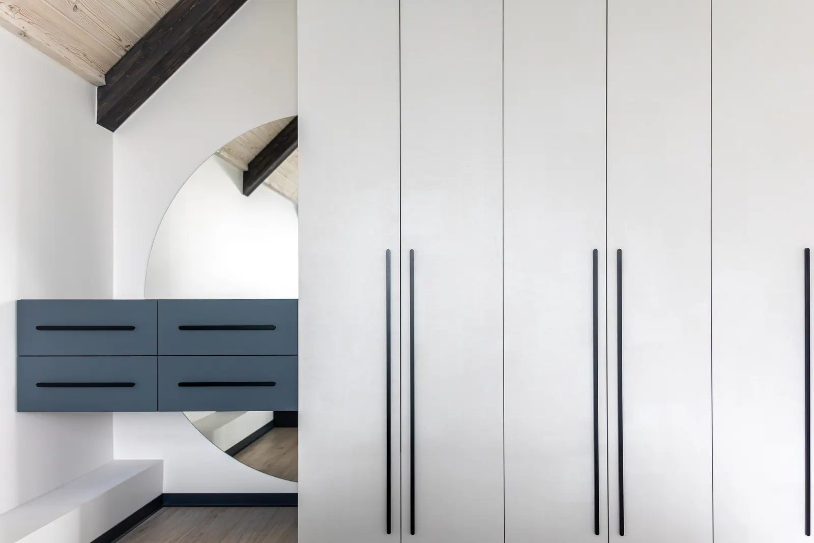 Kleiderschrank nach Maß mit grifflosen Fronten