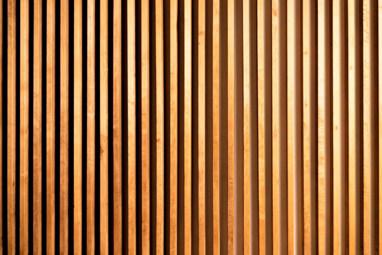 Holzlamellen als Wandverkleidung
