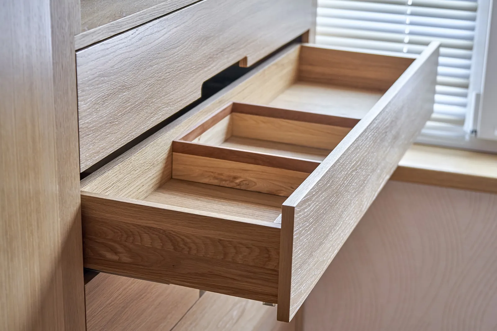 Geöffnete Schublade im Holzschrank
