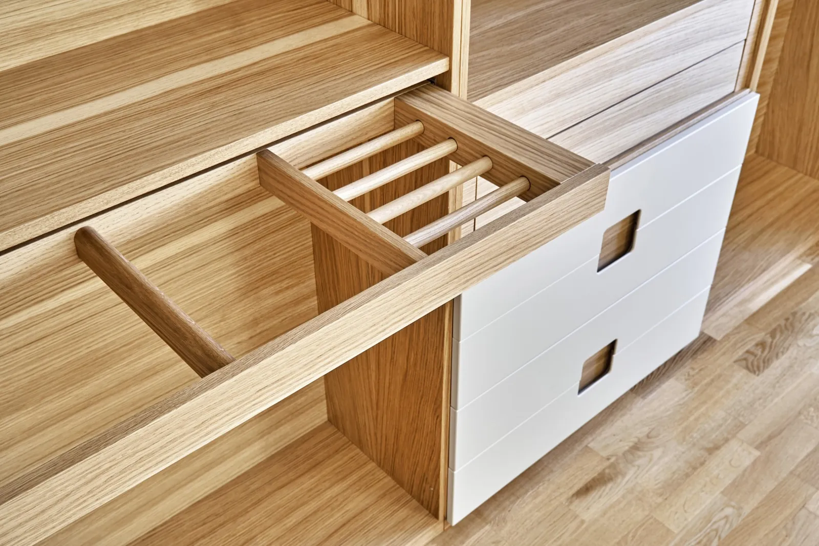 Ausziehbare Kleiderstange im Kleiderschrank