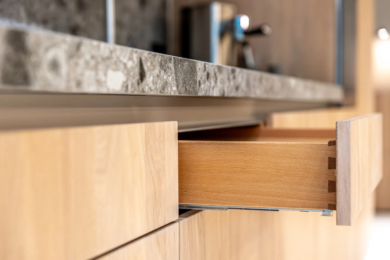 Holzschublade mit Griffleiste