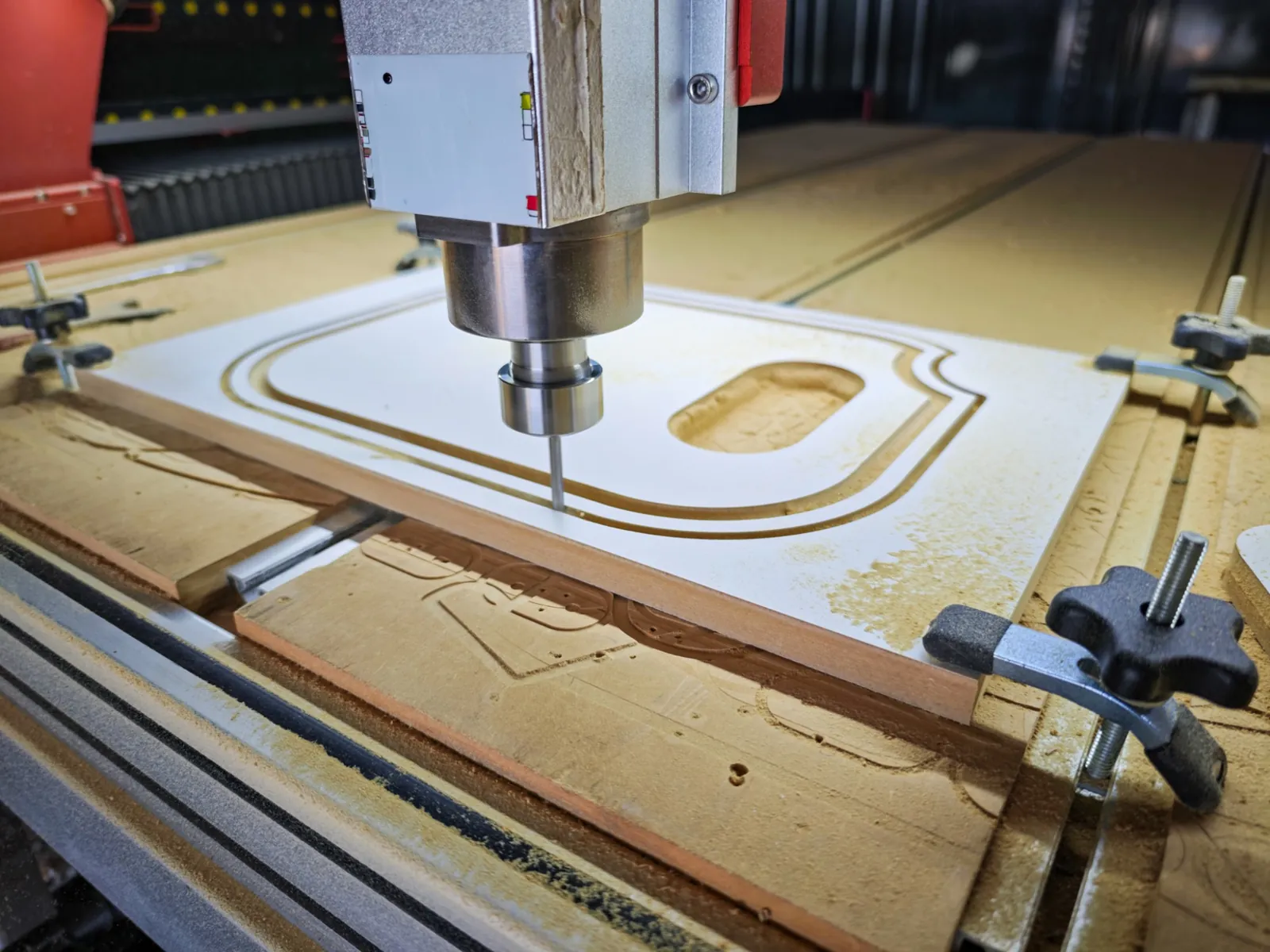 CNC-Fräse bearbeitet eine Holzplatte