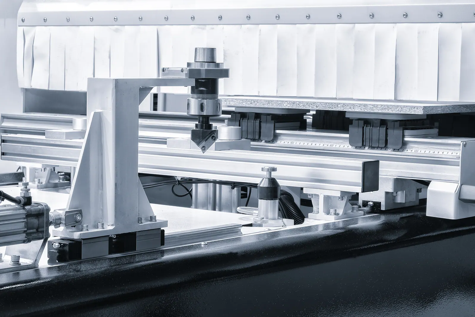 Plattenzuschnitt auf CNC-Maß