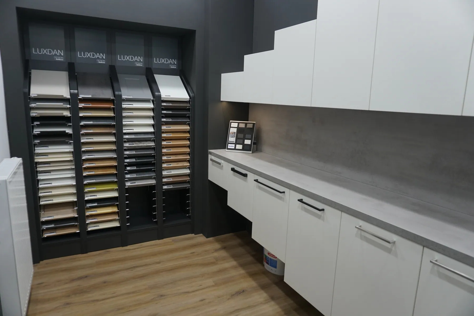 Musterwand mit Fronten und Arbeitsplatten